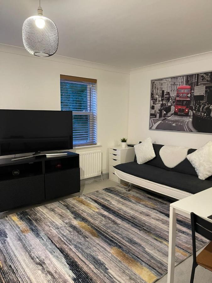 Ferienwohnung Stunning Studio Flat - Free Parking - 3 Min From Sutton Station Exterior foto