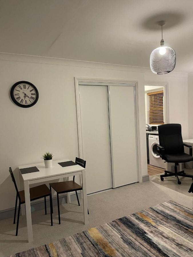Ferienwohnung Stunning Studio Flat - Free Parking - 3 Min From Sutton Station Exterior foto